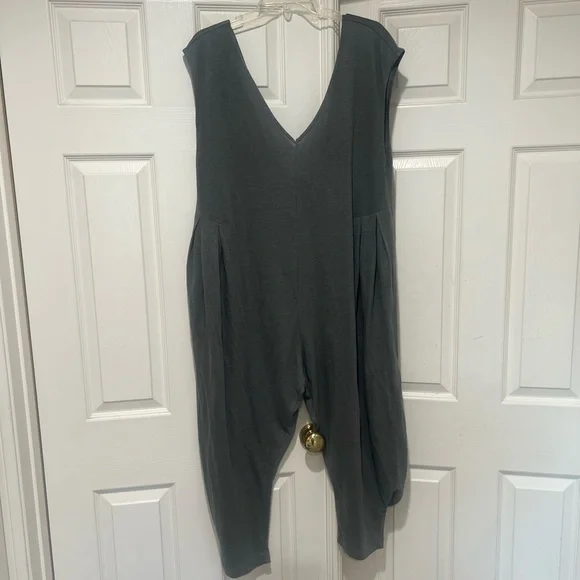 Free People gray Jumpsuit Beach Sleeveless Oversized Summer Casual pockets Sz M - Picture 1 of 9
